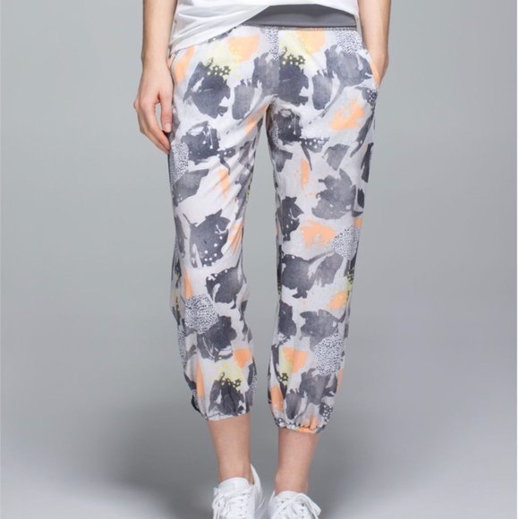 LULULEMON Om Pant Mini Art Pop White multi/ Slate. Size 6 - Picture 7 of 7